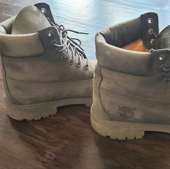 Timberland Grey Leather Boots, cat scratches, like new otherwise - Picture 4 of 6